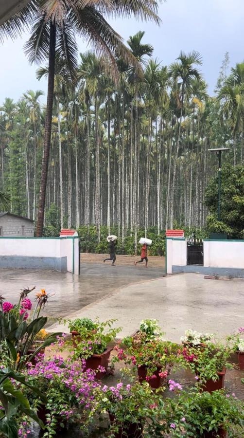 Green Castle Gonikoppal Exterior photo